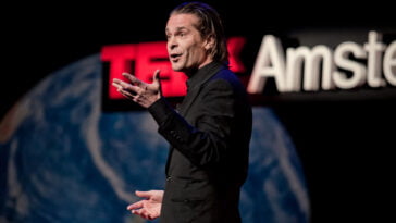 Hans Teeuwen Quiz Snelkookpan Dubbelgenoemde woorden raden herkennen songtekst lyrics grappig Nederlands Cabaret Cabaretier Liedje