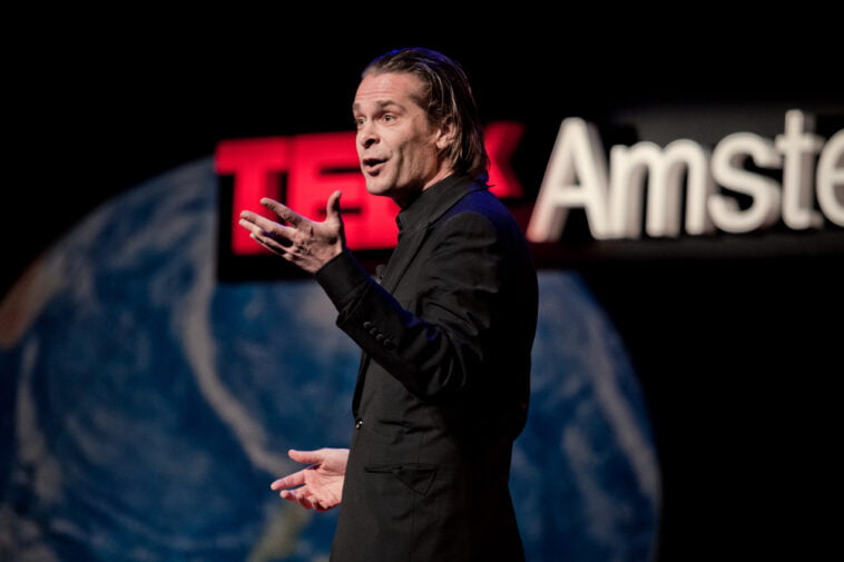 Hans Teeuwen Quiz Snelkookpan Dubbelgenoemde woorden raden herkennen songtekst lyrics grappig Nederlands Cabaret Cabaretier Liedje