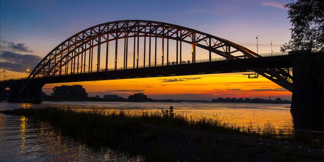 Vragenvuur Waalbrug Waalkade Nijmegen Bekende Bruggen Nederland Kunst Architectuur