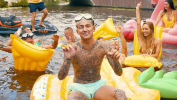 Mart Hoogkamer Ik Ga Zwemmen In Bacardi Lemon Wolters Leiden Songtekst Lyrics Quiz VragenVuur Zomer 2021 Hit Zomerhit