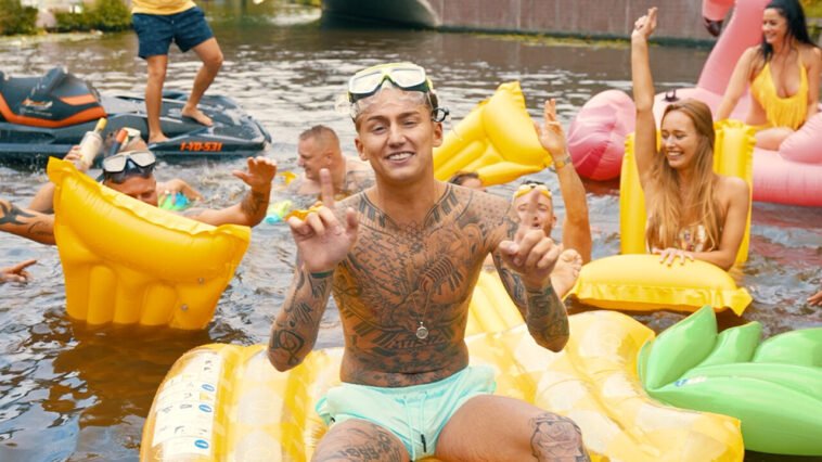 Mart Hoogkamer Ik Ga Zwemmen In Bacardi Lemon Wolters Leiden Songtekst Lyrics Quiz VragenVuur Zomer 2021 Hit Zomerhit