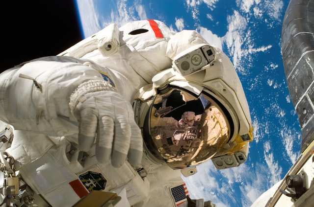 Quiz over planeten zonnestelsel aarde saturnus maan zon heelal melkweg Nederlands VragenVuur kennis trivia weetjes