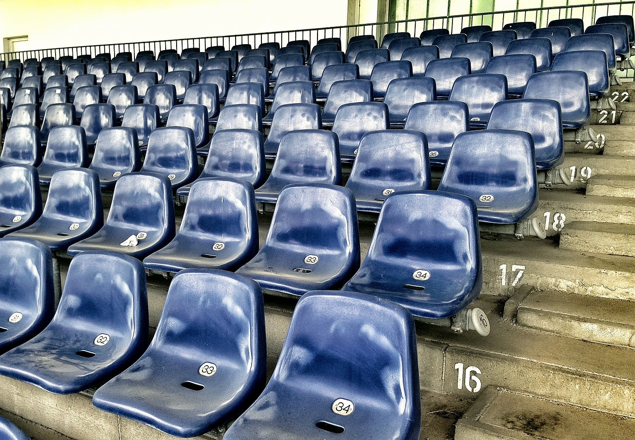 Stadion fans voetbalstadions aantal zitplekken capaciteit stadia stadions Eredivisie Nederland grootste aantallen cijfers lijst overzicht hoeveel mensen supporters kunnen passen er in quiz test KKD