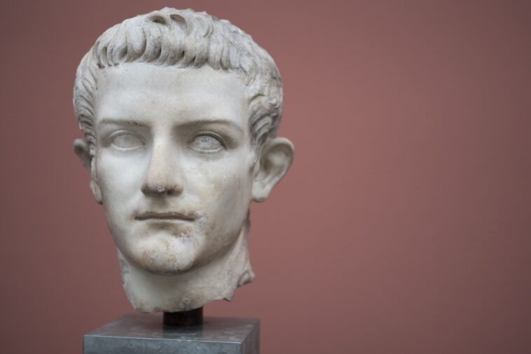 Caligula Sculptuur Standbeeld Romeinse Keizer Opvolger dood moord kinderen vrouw leven feiten weetjes Quiz Test Geschiedenis Rijk Rome Incest Zussen